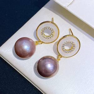 Pendientes de Perlas Blancas Simples para Trabajadores de Oficina, Estilo Ligero y Lujoso, Mariposas de Agua Dulce y Conchas de Donut, Color Morado - Product Image 5