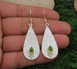 Pendientes de Plata de Ley Hechos a Mano con Peridoto Verde Natural, Piedra de Nacimiento de Agosto, para Bodas y Fiestas - Product Image 3