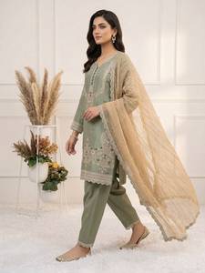 Conjunto de diseñador con bordado de secuencia, top de satén de vidrio con falda y dupatta, completamente cosido y listo para usar. - Product Image 3