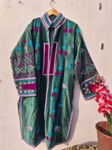 Abrigo de Invierno Largo Verde para Mujer, Estilo Boho Étnico, de Lujo, con Capucha, Acolchado, de Terciopelo Suzani, Ecológico, Resistente al Viento y Bordado - Product Image 1