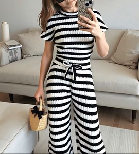 Ensemble haut à manches courtes en tricot jacquard rayé élégant et décontracté pour filles et pantalon assorti, ensemble rayé noir et blanc - Product Image 1