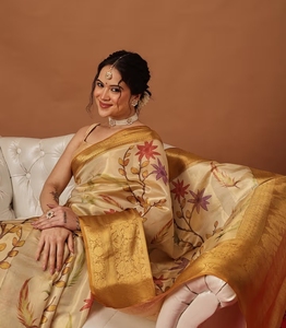 Sari en soie de moutarde Banarasi traditionnel KV avec tissu Zari et blouse non cousue pour les fêtes - Product Image 4