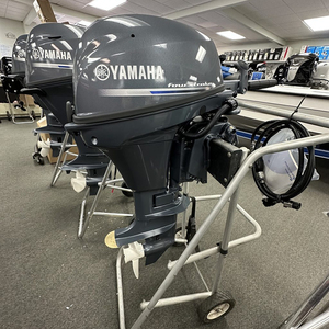 Motor fueraborda Yamaha 8HP 2025 con manillar de timón - Product Image 4