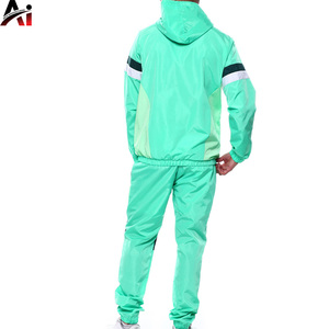 Conjunto Deportivo Personalizado para Hombre, Chaqueta Ligera de Nailon y Pantalones Deportivos para Entrenamiento en el Gimnasio - Product Image 1