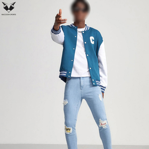 Chaqueta de Béisbol Universitaria con Bolsillos, Diseño Moderno con Estampado en Contraste Azul y Blanco, Letras y Frases en Inglés, Estilo Urbano - Product Image 3