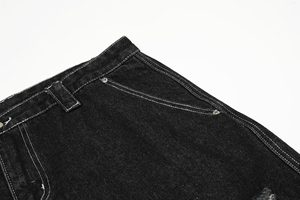 Shorts Bermuda en jean noir pour homme personnalisés avec poches à motif crâne flamboyant, design déchiré, style urbain, taille mi-haute, fermeture boutonnée, 100% coton - Product Image 4