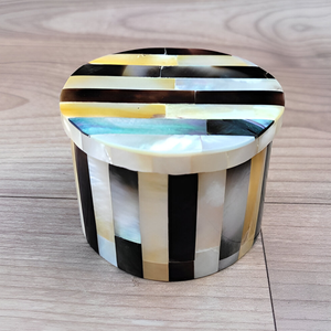 Boîte à bijoux en marbre blanc chic faite à la main avec incrustation de nacre d'ormeau de qualité supérieure, idéale pour offrir en cadeau - Product Image 1