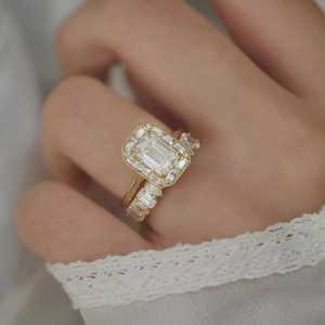 แหวนเพชรทรงเอเมอรัลด์คัทเพาะเลี้ยงในห้องปฏิบัติการ ขายส่ง ทอง 14k 1.97 กะรัต สไตล์อาร์ตเดโค ฝรั่งเศสคัท ทรงบาแกตต์ แบบคลัสเตอร์ ผลิตโดยโรงงาน - Product Image 4