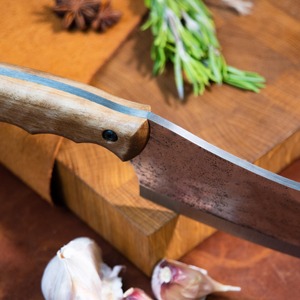 Couteau de cuisine ambidextre artisanal Edge Master Manufacture, lame en acier carbone 7 pouces, manche en bois de noyer, étui en cuir - Product Image 3