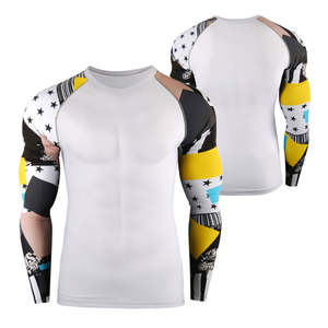 T-shirt de compression à manches longues pour homme, blanc, avec motifs étoiles et géométriques sur les manches, idéal pour l'entraînement sportif et la gym - Product Image 1