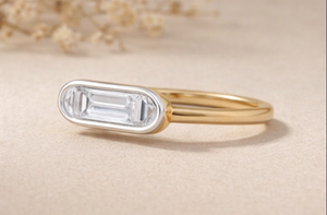 Bague de fiançailles solitaire minimaliste en or blanc plaqué rhodium avec diamant de laboratoire taille émeraude serti clos et perle d'eau douce - Product Image 4