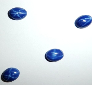 Zafiro Azul Estrella Ovalado de 5x7 mm, 1 Quilate, Creado en Laboratorio, Cabujón Pulido con Efecto de Estrella de 6 Puntas para Joyería - Product Image 6