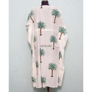 Caftán 100% algodón orgánico con cuello en V, mangas aireadas, estampado de palmeras, transpirable, ropa de mujer para todas las estaciones. - Product Image 5