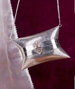 Pochette de soirée personnalisée en laiton avec pompon et motif en relief, design classique et décontracté pour la Fête des Mères et la Saint-Valentin F S - Product Image 2