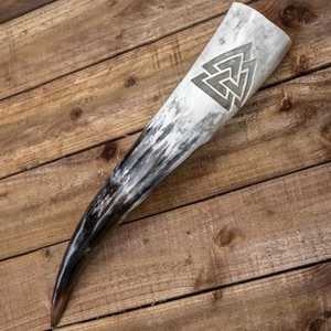 Jarra de Cuerno Vikinga Orgánica Hecha a Mano, Duradera, Tallada Naturalmente, Cáliz Medieval para Cerveza, Tema Amoroso, Goblet Nórdico de Guerrero - Product Image 2