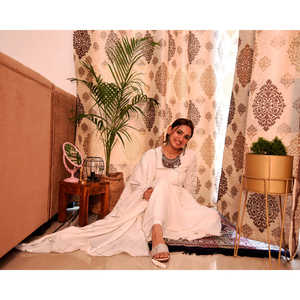 Ensemble de costume en coton blanc et chiffon pour femmes, disponible en taille XS - Product Image 2