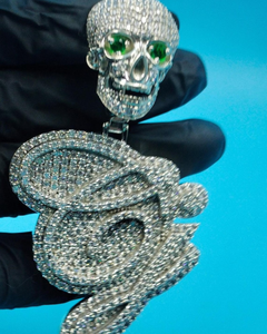 Colgante de Plata de Ley 925 con Moissanita VVS y Esmeralda de Corte Redondo, Diseño de Calavera, Personalizable con Nombre y Letra, Estilo Hip Hop, Especial de Halloween - Product Image 1
