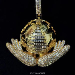 Colgante de Plata de Ley con Diamantes Baguette, Pirámide, Globo, Manos en Oración, Estilo Hip Hop Iced Out, Chapado en Oro Amarillo de 10,14K para Hombre - Product Image 2