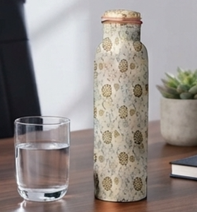 Botella de agua de cobre con diseño floral premium y tapa de rosca, reutilizable, diseño minimalista para viajes, senderismo, gimnasio, yoga y oficina. - Product Image 4