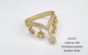กำไลข้อมือ Kundan 11557 ชุบทองประดับเพชรโมอิสซาไนต์ ดีไซน์เก๋ประดับลูกปัด พร้อมจี้ห้อย สำหรับงานแต่งงาน ของขวัญ - Product Image 4
