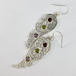 Boucles d'oreilles pendantes en argent 925, filigrane, multi-pierres grenat, péridot, améthyste, style bohème, à porter à toute occasion - Product Image 3