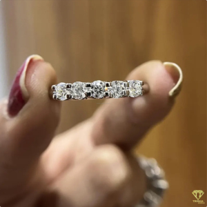 Élégante alliance de mariage empilable en diamant de laboratoire pour femme, dans un design de bijoux contemporain et minimaliste - Product Image 1