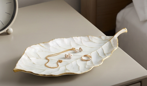 Tazón de cerámica premium en forma de hoja, hecho a mano, diseño minimalista, blanco con borde dorado, vajilla para regalo. - Product Image 4