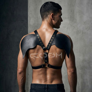 Harnais d'épaule en cuir noir sur mesure avec clous dorés et sangle de poitrine en cuir pour festivals et raves - Product Image 2