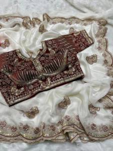Sari en soie douce de créateur, imprimé floral, avec broderie Cutdana sur toute la surface et bordure découpée, accompagné d'un chemisier entièrement cousu. - Product Image 2