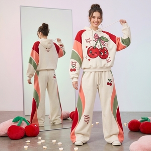 Conjunto Deportivo Gráfico Color Crema Cereza para Mujer, Sudadera Oversize y Pantalones Anchos, Atuendo Casual de Dos Piezas Estilo Urbano - Product Image 3