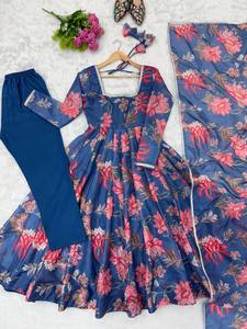 Traje con estampado floral y diseño realista para la próxima sesión festiva - Product Image 4