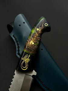 Cuchillo de Supervivencia Alemán de Acero Inoxidable, Hoja Fija, Cuchillo de Caza con Borde Parcialmente Dentado, Mango de Nogal y Funda de Cuero - Product Image 3