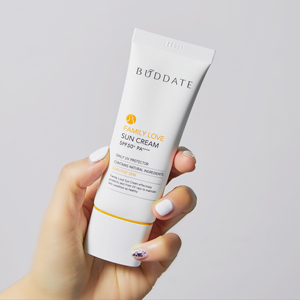 Crema Solar Blanqueadora Antiarrugas Sin Parabenos BUDDATE Family Love SPF50+ PA++++ 40ml Centella Glicerina Para Rostro y Cuerpo en Caja Para Mujer - Product Image 5