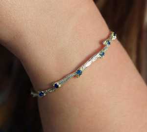 Bracelet à breloques en argent sterling saphir d'inspiration naturelle, élégance organique, éclat bleu profond, luxe, pour femme, mariage - Product Image 2