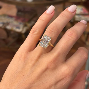 Bague de fiançailles et de mariage tendance IcedJewelz avec diamant de laboratoire taille radiant de 3 carats en or jaune 14 carats - Product Image 5