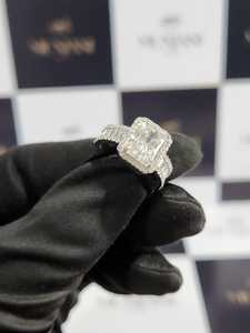 Anillo de compromiso de lujo de plata 925 con rodio y moissanita en racimo, corte radiante, para mujer, regalo para fiesta - Product Image 2