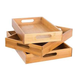 Grand plateau de service en bois pour la famille, idéal pour servir plusieurs assiettes, boissons et en-cas lors de rassemblements et de fêtes - Product Image 1