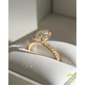 Bague de fiançailles élégante en moissanite, sertie d'un diamant de taille ovale, avec une alliance dorée, bague de luxe parfaite - Product Image 3