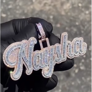 Collier Pendentif Personnalisé en Moissanite, Lettre en Moissanite VVS avec Chaîne Entièrement Sertie de Moissanites - Product Image 1