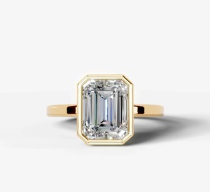 Bague en moissanite taille émeraude sertie clos en argent sterling 925 plaqué or jaune, certifiée luxe, pour fiançailles, mariage ou promesse - Product Image 1