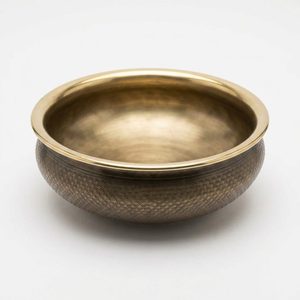 Bol Urli en laiton antique fait main de 22 cm, avec détails de gravure fine et bordure brillante, idéal pour la décoration de la maison, des hôtels et des mariages. - Product Image 3