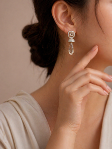 Boucles d'oreilles pendantes Elvora Gems classiques plaquées or 9 carats avec imitation perle et cristaux sertis clos, coupe princesse, forme goutte d'eau, tendance - Product Image 1