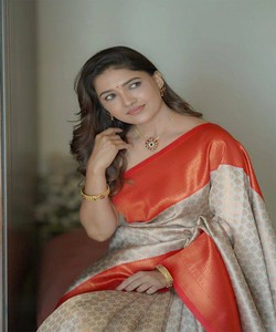 Sari tradicional indio de seda naranja con estampado floral beige, estilo Banarasi, largo hasta el suelo, para bodas, ajuste regular para mujer. - Product Image 2