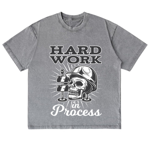 Camiseta de manga corta para hombre con estampado de calavera Hard Work In Process, corte regular, cuello redondo, informal, de algodón - Product Image 2
