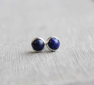 Boucles d'oreilles clous en argent sterling et lapis-lazuli 6 mm, bijoux minimalistes pour femmes, faits à la main, fournisseur en gros - Product Image 3