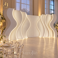 Mur de fond de scène LED personnalisé en forme d'aile ondulée, avec bordure en miroir doré en PVC et panneau acrylique, pour la décoration d'événements hôteliers et de fêtes