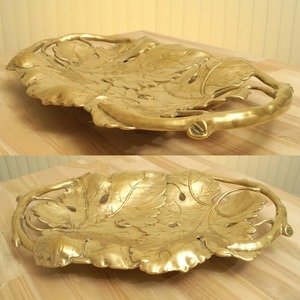 Assiette élégante en forme de feuille, finition dorée, idéale pour le service des invités et la décoration de table haut de gamme dans les hôtels et restaurants. - Product Image 6