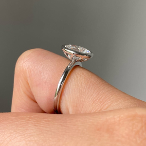 แหวนหมั้นเพชรทรงรี 2 กะรัต เพชรเลี้ยงในห้องปฏิบัติการ ตัวเรือนทอง 14K ประดับเพชรเม็ดเดี่ยว รับรองโดย IGI เครื่องประดับเจ้าสาวที่ผลิตขึ้นอย่างยั่งยืน - Product Image 2