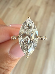 Anillo de diamante cultivado en laboratorio con corte marquesa de 4 quilates, anillo con banda pavé de oro amarillo de 14k, certificado por IGI. - Product Image 1