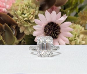 Bague de fiançailles en moissanite taille émeraude 3 carats avec halo, plaquée rhodium, or blanc massif 14 carats, luxe, tendance, pour anniversaire ou soirée - Product Image 4